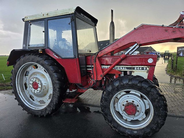 International 844-s vierwielaangedreven landbouwtractor - afbeelding 26 van  28