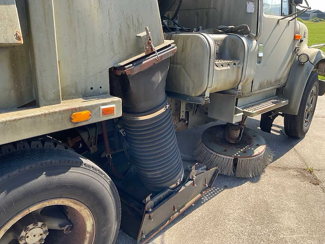 Internationale 4700 veegzuigwagen legervoertuig “v8” - afbeelding 3 van  25