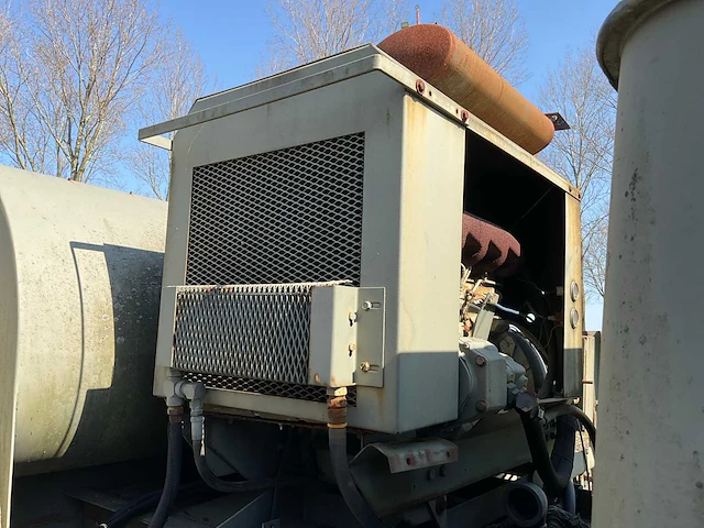 Internationale 4700 veegzuigwagen legervoertuig “v8” - afbeelding 5 van  25