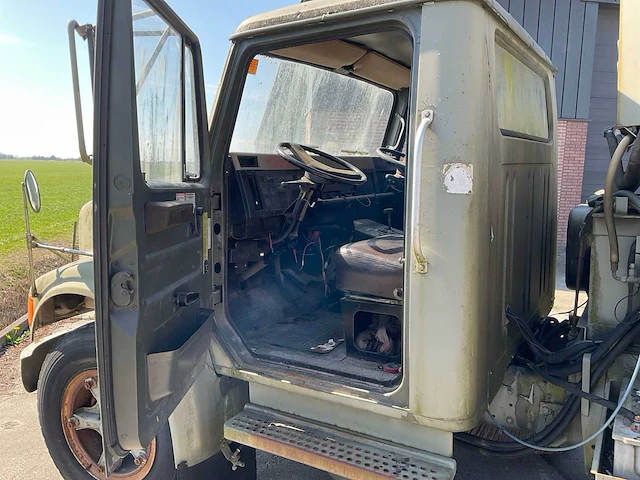 Internationale 4700 veegzuigwagen legervoertuig “v8” - afbeelding 6 van  25