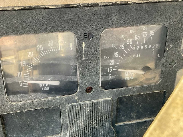 Internationale 4700 veegzuigwagen legervoertuig “v8” - afbeelding 9 van  25