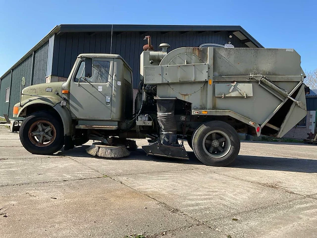 Internationale 4700 veegzuigwagen legervoertuig “v8” - afbeelding 12 van  25