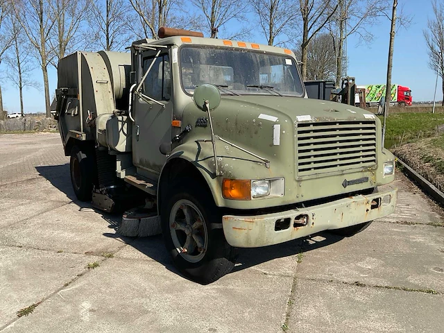 Internationale 4700 veegzuigwagen legervoertuig “v8” - afbeelding 19 van  25