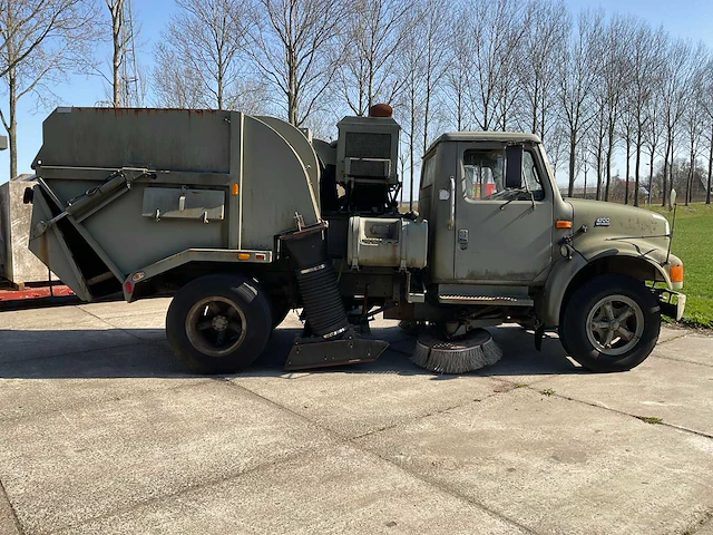 Internationale 4700 veegzuigwagen legervoertuig “v8” - afbeelding 20 van  25