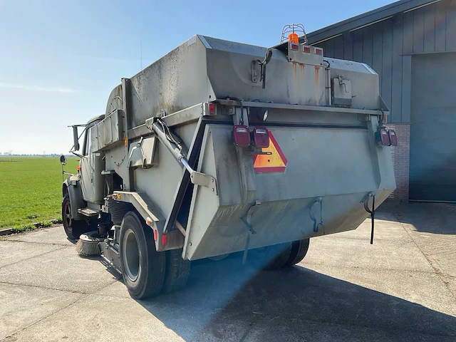 Internationale 4700 veegzuigwagen legervoertuig “v8” - afbeelding 22 van  25
