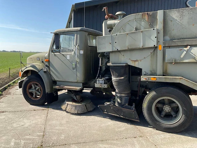 Internationale 4700 veegzuigwagen legervoertuig “v8” - afbeelding 23 van  25