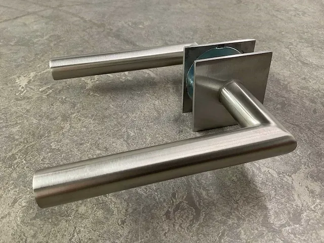 Intersteel - bau-stil - deurkruk hoek 90° op vierkant rozet (12x) - afbeelding 3 van  7