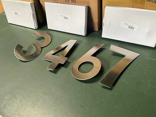 Intersteel partij huisnummers (ca. 110 st.) - afbeelding 1 van  3
