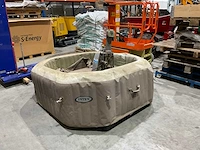 Intex opblaasbare jacuzzi - afbeelding 1 van  6