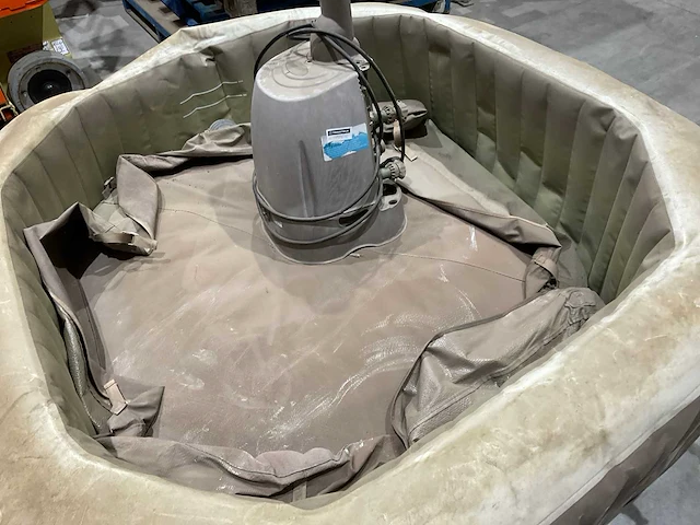 Intex opblaasbare jacuzzi - afbeelding 4 van  6