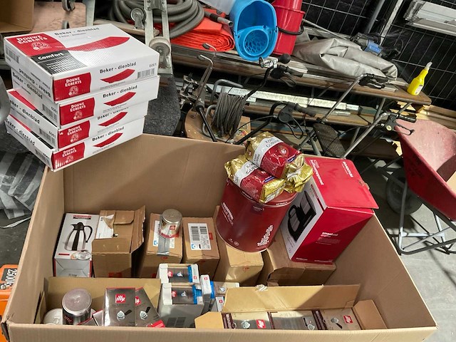 Inventum, illy, alex meijer & co, kanis & gunnink partij koffie: apparaat, cups, snelfiltermaling - afbeelding 1 van  9