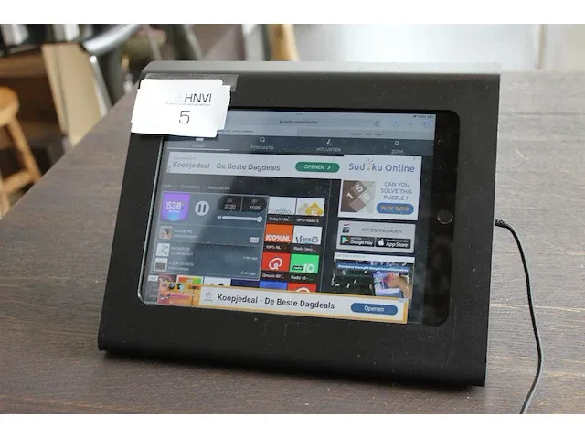 Ipad apple versie 17.3.1. 8ste generatie, 32 gb geheugen in tafelhouder. - afbeelding 1 van  2