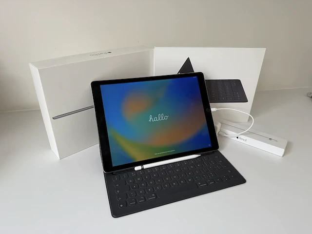 Ipad pro 12.9 128 gb met apple toetsenbord en apple pencil. met dozen en lader. margeproduct - afbeelding 1 van  4
