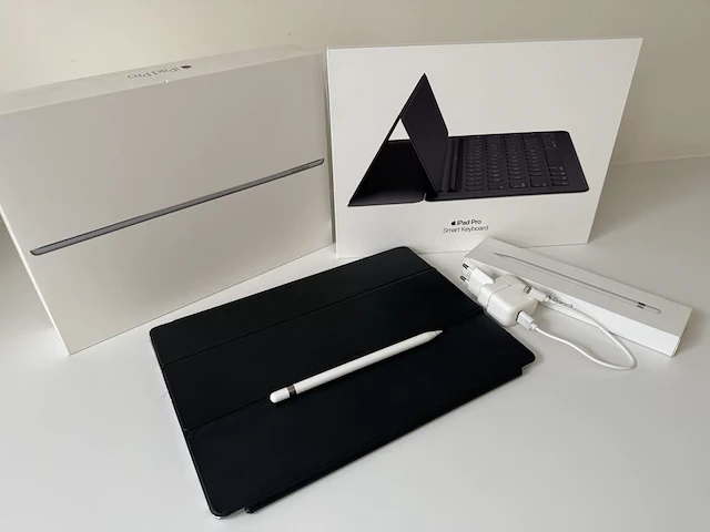 Ipad pro 12.9 128 gb met apple toetsenbord en apple pencil. met dozen en lader. margeproduct - afbeelding 3 van  4