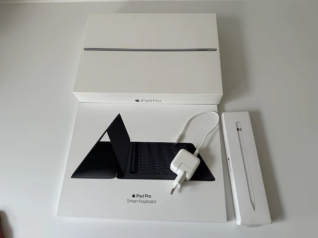 Ipad pro 12.9 128 gb met apple toetsenbord en apple pencil. met dozen en lader. margeproduct - afbeelding 4 van  4