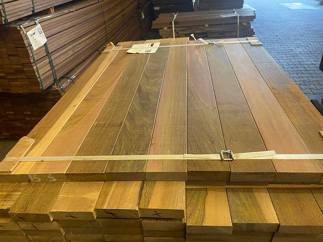 Ipé country grade planken geschaafd 950-1250x90x27mm (198x) - afbeelding 1 van  3