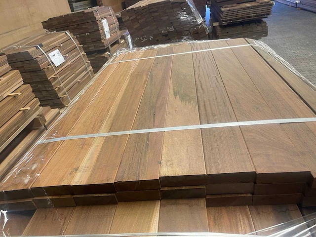 Ipé country grade planken geschaafd 950-1550x90x27mm (171x) - afbeelding 1 van  3