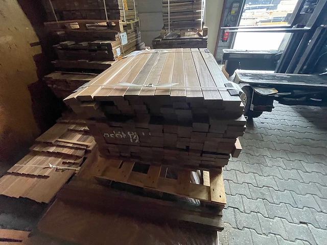 Ipé country grade planken geschaafd 950x70x27mm (176x) - afbeelding 1 van  3