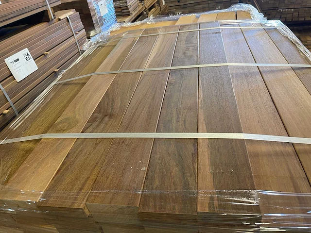 Ipé country grade planken geschaafd 950x90x27mm (205x) - afbeelding 1 van  3