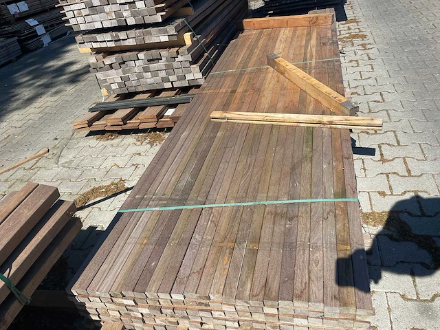 Ipé hardhouten planken geschaafd 21x45mm, lengte 335cm-460cm (154x) - afbeelding 1 van  3