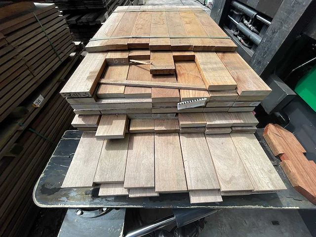 Ipé hardhouten planken geschaafd 27x120mm, lengte 24/65cm 12/95cm 25/125cm 14/155cm (75x) - afbeelding 1 van  3