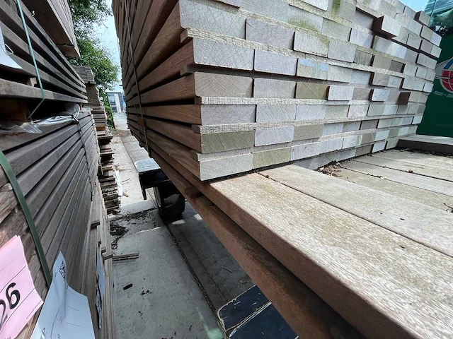 Ipé hardhouten planken geschaafd 27x90mm, lengte 186/65cm 21/125cm 79/95cm 14/155cm (300x) - afbeelding 2 van  3