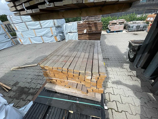 Ipé latten geschaafd 1250x70x27mm (195x) - afbeelding 1 van  3