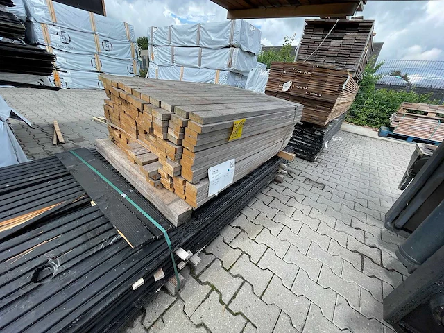 Ipé latten geschaafd 1250x70x27mm (195x) - afbeelding 2 van  3