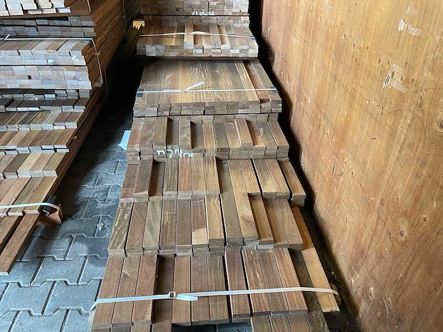 Ipé planken geschaafd country grade 3350-5500x70x27mm (168x) - afbeelding 1 van  4