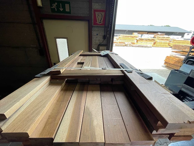 Ipé planken geschaafd country grade 650-1250x70x21mm (586x) - afbeelding 1 van  3