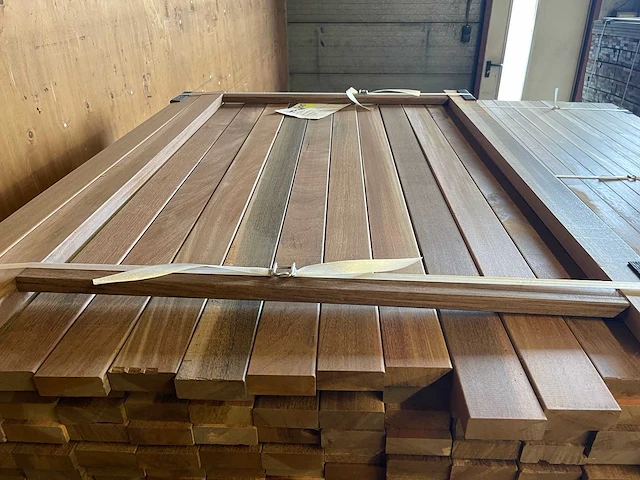 Ipé planken geschaafd country grade 650-1550x70x27mm (302x) - afbeelding 1 van  3