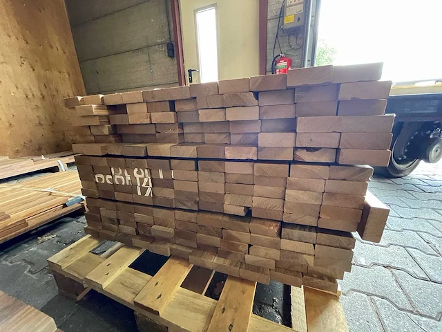 Ipé planken geschaafd country grade 950x70x27mm (176x) - afbeelding 3 van  3