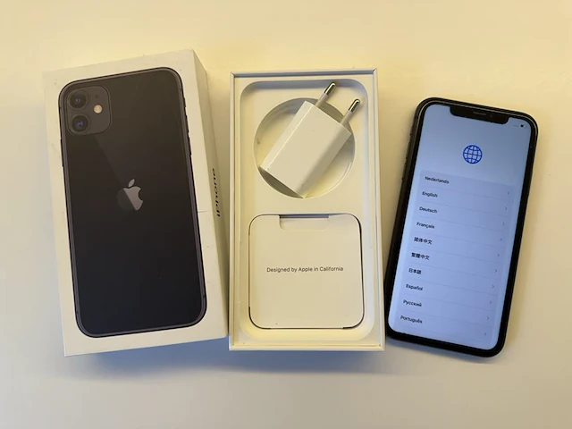Iphone 11 64 gb met doosje en stekker, geen kabeltje. margeproduct - afbeelding 1 van  3