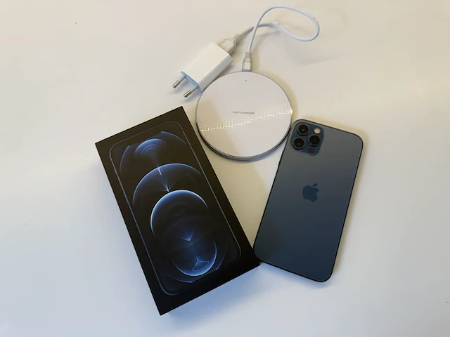 Iphone 12 pro pacific blue 256 gb. met doosje en draadloze lader. margeproduct - afbeelding 1 van  3