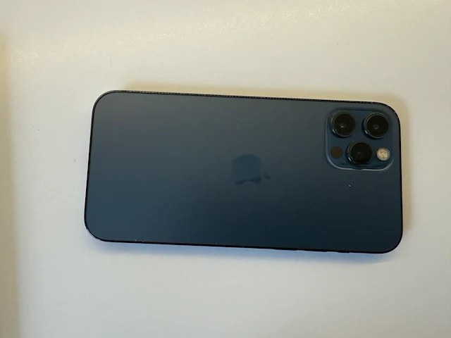 Iphone 12 pro pacific blue 256 gb. met doosje en draadloze lader. margeproduct - afbeelding 2 van  3