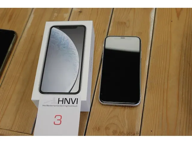 Iphone xr 128 gb wit. met doosje, zonder lader en oortjes - afbeelding 1 van  2