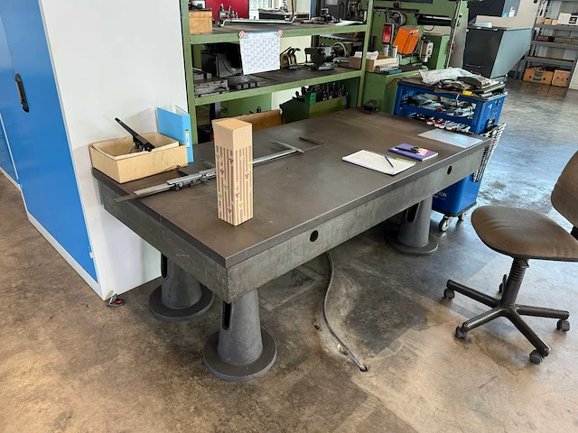 Iron measuring table ca 1000 x 2000 x 800 mm - afbeelding 1 van  1