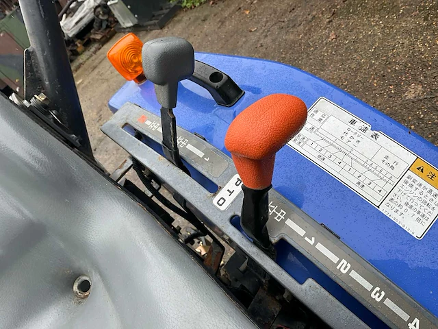 Iseki piccoro tpc 153 minitractor met rupsbanden - afbeelding 8 van  29