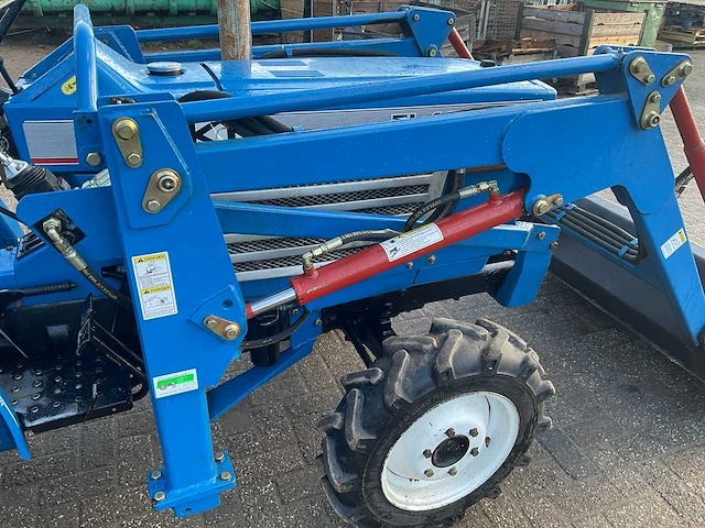 Iseki tl1900 minitractor met voorlader - afbeelding 16 van  17