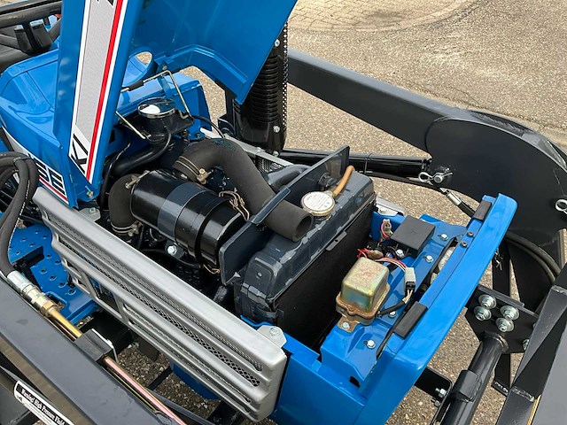 Iseki tu1600 4wd minitractor met voorlader - afbeelding 18 van  25