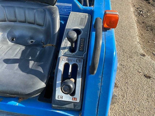 Iseki tu165f 4x4 smalspoor- en compacttractor - afbeelding 3 van  21
