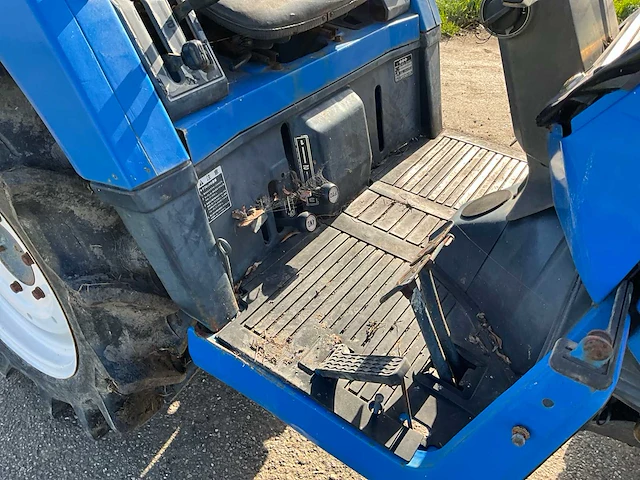 Iseki tu165f 4x4 smalspoor- en compacttractor - afbeelding 9 van  21