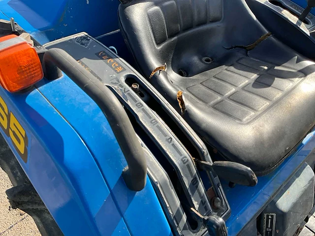 Iseki tu165f 4x4 smalspoor- en compacttractor - afbeelding 10 van  21