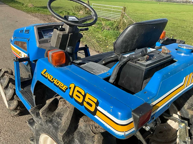 Iseki tu165f 4x4 smalspoor- en compacttractor - afbeelding 18 van  21