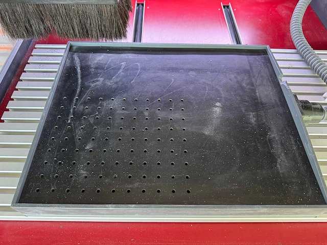 Isel icp 4030 cnc freesmachine + voorraad steunzool halffabrikaat v.v. pneumatische luchtafzuigingsklep, machinetafel en stelling - afbeelding 3 van  25
