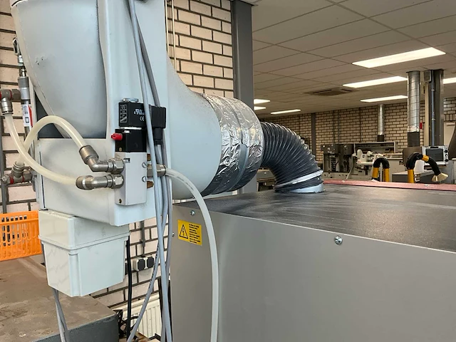 Isel icp 4030 cnc freesmachine + voorraad steunzool halffabrikaat v.v. pneumatische luchtafzuigingsklep, machinetafel en stelling - afbeelding 10 van  25