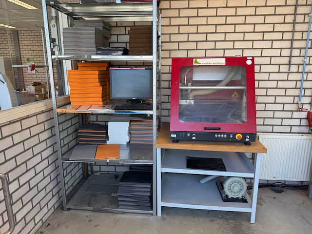 Isel icp 4030 cnc freesmachine + voorraad steunzool halffabrikaat v.v. pneumatische luchtafzuigingsklep, machinetafel en stelling - afbeelding 1 van  25