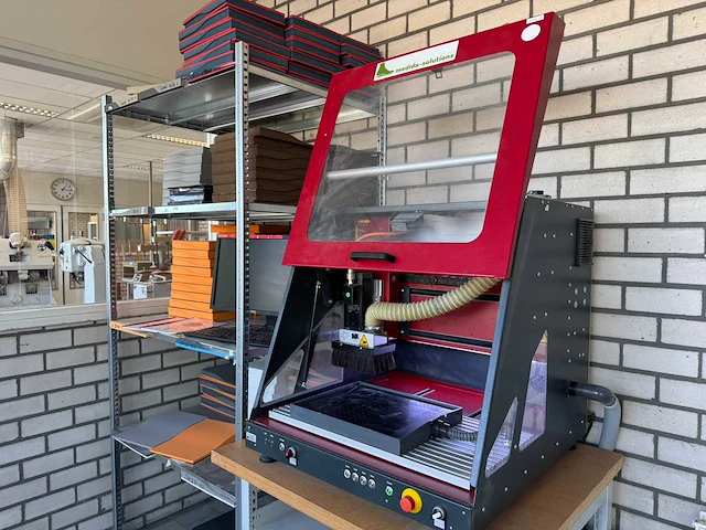 Isel icp 4030 cnc freesmachine + voorraad steunzool halffabrikaat v.v. pneumatische luchtafzuigingsklep, machinetafel en stelling - afbeelding 12 van  25