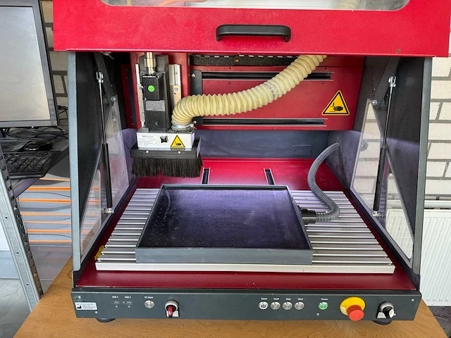 Isel icp 4030 cnc freesmachine + voorraad steunzool halffabrikaat v.v. pneumatische luchtafzuigingsklep, machinetafel en stelling - afbeelding 20 van  25
