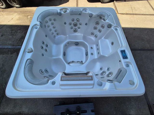 Island balboa 7 persoons amerikaans jacuzzi en buitenspa - afbeelding 1 van  19